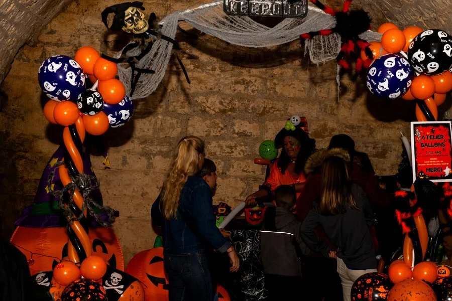 Une niche voûtée du fort décorée de ballons et de citrouilles